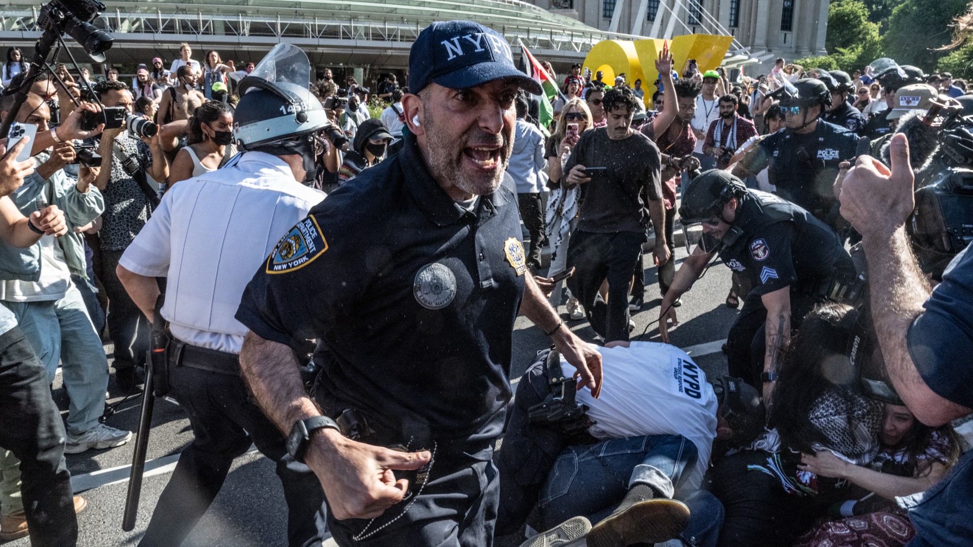 نيويورك، نيويورك – 31 مايو/أيار: أعضاء من شرطة نيويورك يعتقلون شخصًا في متحف بروكلين حيث احتشد متظاهرون مؤيدون للفلسطينيين مرتبطين بمجموعة الاحتجاج